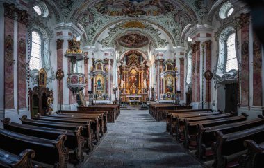 İtalya, San Candido 'daki antik kilisenin içinde.