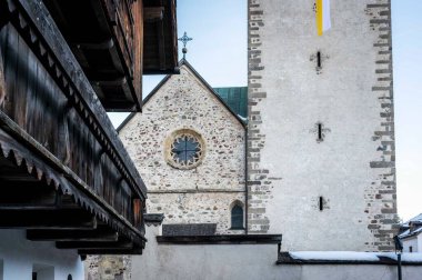 İtalya, San Candido 'daki antik kilise cephesi