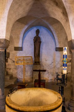 İtalya, San Candido 'daki antik kilisenin içinde.