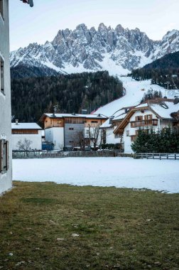 İtalya 'nın güzel San Candido kasabasının manzaralı kış çekimi