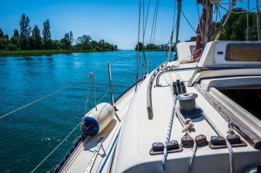İtalya kıyılarına yakın bir yelkenli teknesinin manzarası.