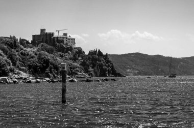 Deniz kıyısındaki güzel İtalyan kasabasının manzarası