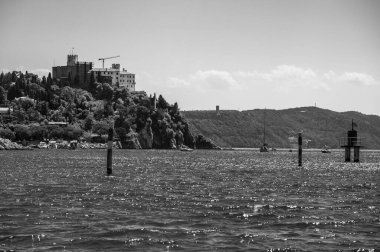 Deniz kıyısındaki güzel İtalyan kasabasının manzarası