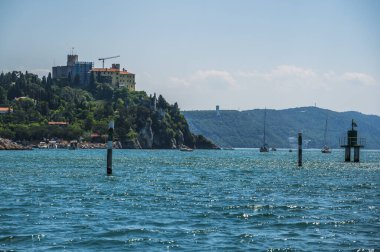 Deniz kıyısındaki güzel İtalyan kasabasının manzarası