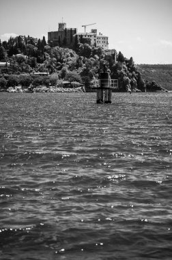 Deniz kıyısındaki güzel İtalyan kasabasının manzarası