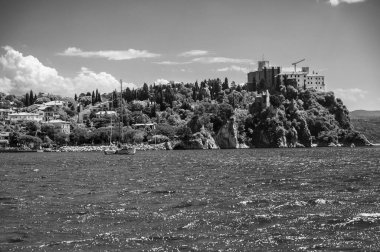 Deniz kıyısındaki güzel İtalyan kasabasının manzarası