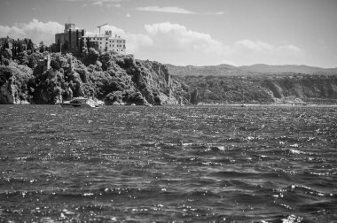 Deniz kıyısındaki güzel İtalyan kasabasının manzarası