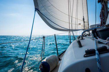 İtalya kıyılarına yakın bir yelkenli teknesinin manzarası.