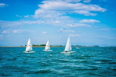 İtalya kıyıları yakınlarındaki yelkenli teknelerinin manzaralı görüntüleri.