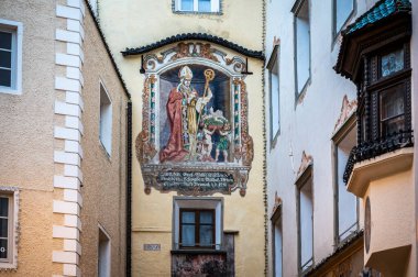 Bruneck, İtalya - 2 Ocak 2023: Eski Bruneck kasabasının mimarisi, Güney Tyrol, İtalya