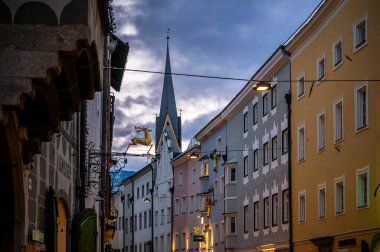 Bruneck, İtalya - 2 Ocak 2023: Eski Bruneck kasabasının mimarisi, Güney Tyrol, İtalya