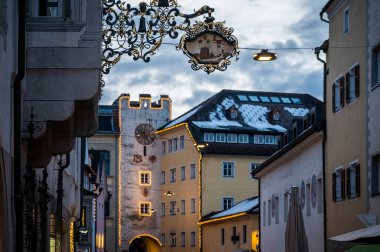 Bruneck, İtalya - 2 Ocak 2023: Eski Bruneck kasabasının mimarisi, Güney Tyrol, İtalya