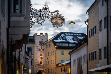 Bruneck, İtalya - 2 Ocak 2023: Eski Bruneck kasabasının mimarisi, Güney Tyrol, İtalya