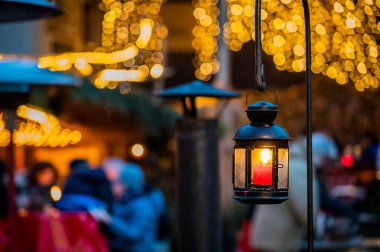 Eski kasaba Bruneck, Güney Tyrol, İtalya 'nın caddesindeki noel dekoratif fenerinin yakın çekimi.