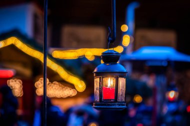 Eski kasaba Bruneck, Güney Tyrol, İtalya 'nın caddesindeki noel dekoratif fenerinin yakın çekimi.