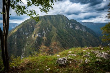Natisone Vadisi, İtalya 'nın güzel doğasının manzarası.