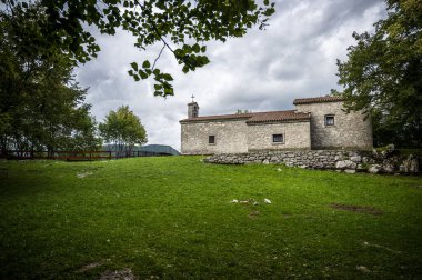 Natisone Vadisi, İtalya 'daki eski kilisenin manzaralı görüntüleri.