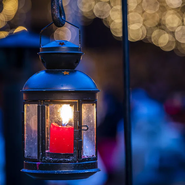 意大利南蒂罗尔布鲁内克老城区街上的圣诞装饰灯笼特写 — 图库照片