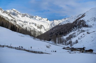 Val Aurina 'nın kar altında, Ahrn Vadisi, Güney Tyrol, İtalya' nın manzaralı ve büyüleyici güzellikleri.