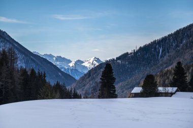 Val Aurina 'nın kar altında, Ahrn Vadisi, Güney Tyrol, İtalya' nın manzaralı ve büyüleyici güzellikleri.
