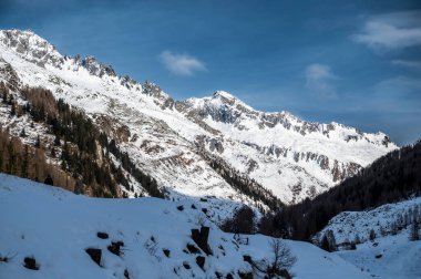 Val Aurina 'nın kar altında, Ahrn Vadisi, Güney Tyrol, İtalya' nın manzaralı ve büyüleyici güzellikleri.