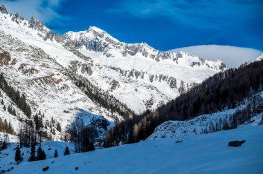 Val Aurina 'nın kar altında, Ahrn Vadisi, Güney Tyrol, İtalya' nın manzaralı ve büyüleyici güzellikleri.