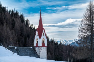 Val Aurina, İtalya 'nın karlı dağlarındaki güzel antik kilise.