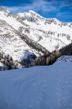 Val Aurina 'nın kar altında, Ahrn Vadisi, Güney Tyrol, İtalya' nın manzaralı ve büyüleyici güzellikleri.