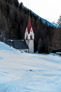 Val Aurina, İtalya 'nın karlı dağlarındaki güzel antik kilise.