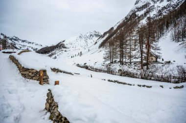Val Aurina 'nın kar altında, Ahrn Vadisi, Güney Tyrol, İtalya' nın manzaralı ve büyüleyici güzellikleri.