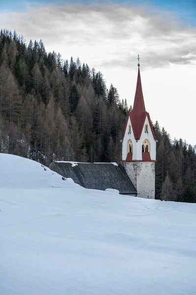 意大利瓦尔奥里纳雪山中美丽的古老教堂 — 图库照片