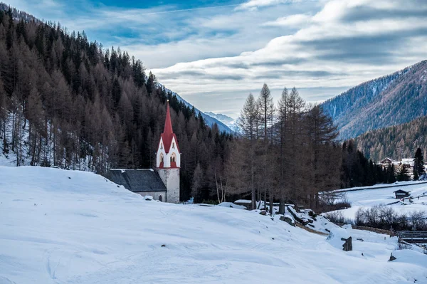 Hermosa Iglesia Antigua Las Montañas Nevadas Val Aurina Italia —  Fotos de Stock