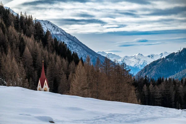 Hermosa Iglesia Antigua Las Montañas Nevadas Val Aurina Italia — Foto de Stock