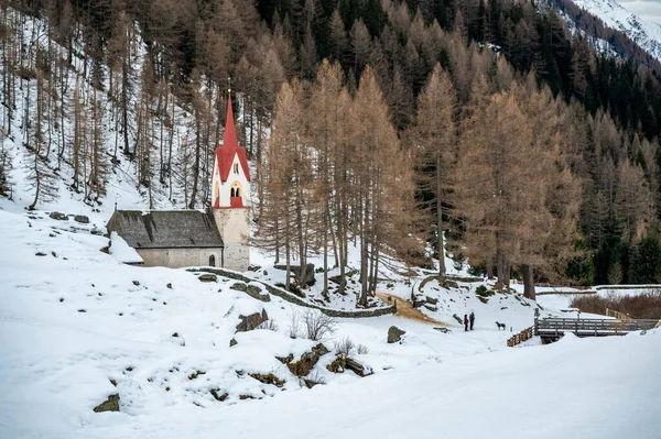 Красивая Старинная Церковь Заснеженных Горах Валь Аурина Италия — стоковое фото