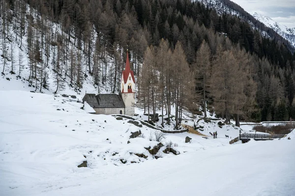 Belle Église Antique Dans Les Montagnes Enneigées Val Aurina Italie — Photo