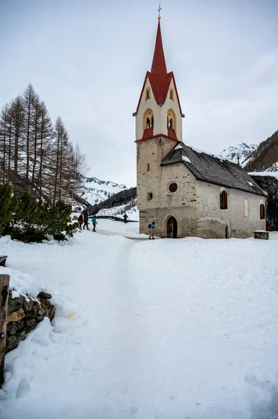 ヴァル オーリナ イタリアの雪山の美しいアンティーク教会 — ストック写真