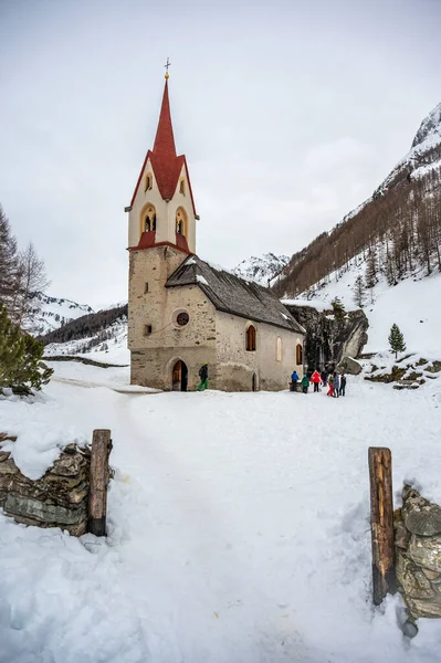 Val Aurina Talya Nın Karlı Dağlarındaki Güzel Antik Kilise — Stok fotoğraf