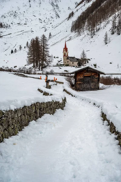 雪の下のヴァルオーリナの景色と魅惑的な美しさの風景ショット アフンバレー 南チロル イタリア — ストック写真