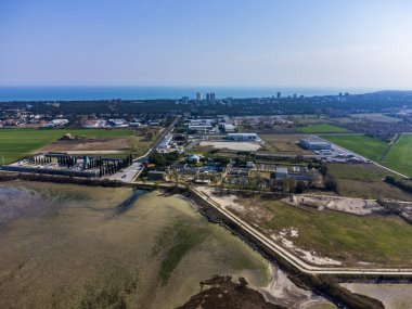 Göl ve ağız havadan görünüyor..