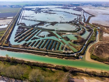 Göl ve ağız havadan görünüyor..