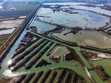 Göl ve ağız havadan görünüyor..
