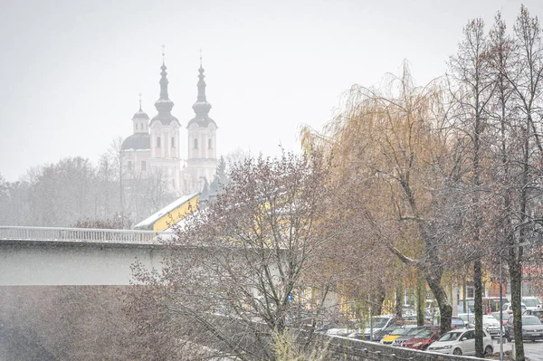Villach, Avusturya - 11 Aralık 2022. Avusturya, Villach 'ın tarihi merkezi. 