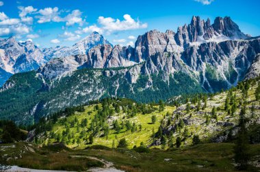 Merkezi Dolomitler. Doğanın anıtları. Averau, Nuvolau ve beş kule. Cortina d'Ampezzo.