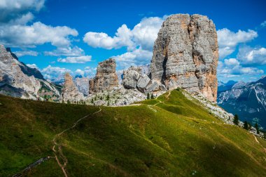 Merkezi Dolomitler. Doğanın anıtları. Averau, Nuvolau ve beş kule. Cortina d'Ampezzo.