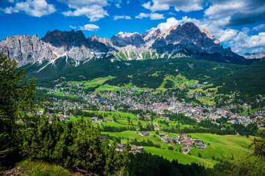 Cortina Dolomitlerinin nefes kesici manzarası. İtalya