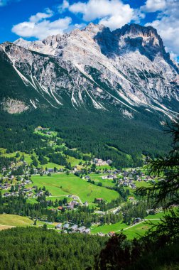 Cortina Dolomitlerinin nefes kesici manzarası. İtalya