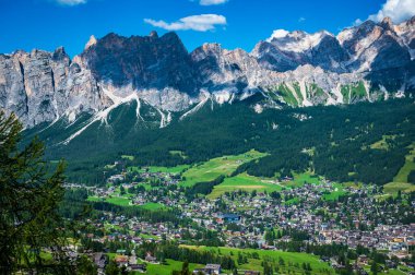 Cortina Dolomitlerinin nefes kesici manzarası. İtalya