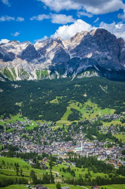 Cortina Dolomitlerinin nefes kesici manzarası. İtalya