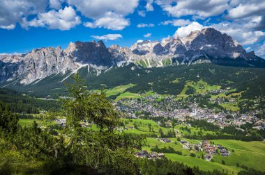 Cortina Dolomitlerinin nefes kesici manzarası. İtalya
