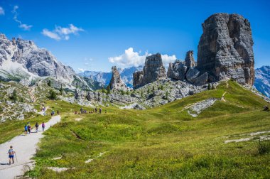 9 Ağustos 2022: Turistler Central Dolomites 'te yürüyor. Doğanın anıtları. Averau, Nuvolau ve beş kule. Cortina d'Ampezzo.